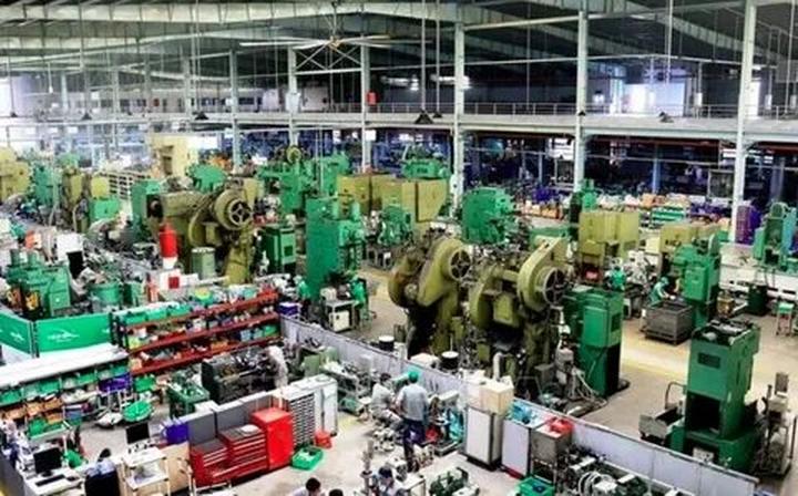 1. Áo hai dây bản mảnh: Áo hai dây bản mảnh tuy nhiên là một trong những mẫu áo khó